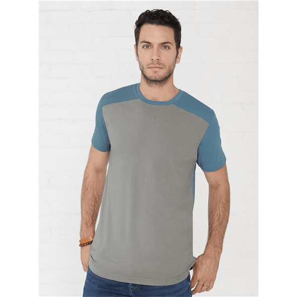 LAT | Tee-shirt en jersey fin pour hommes, à l'épaule LAT | Tee-shirt en jersey fin pour hommes, à l'épaule